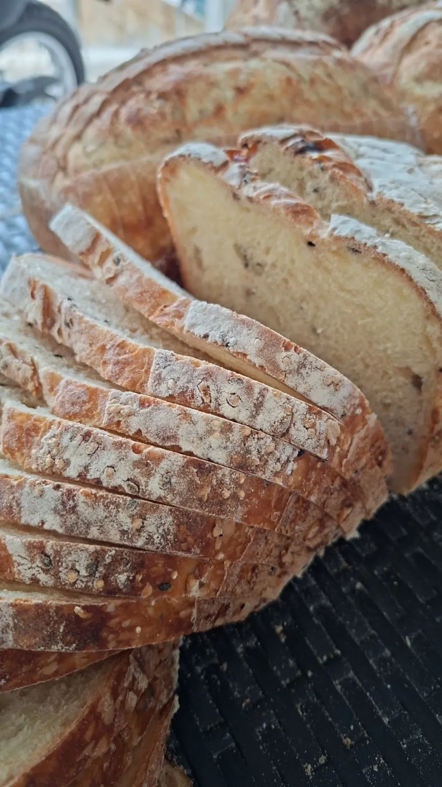Hogaza de masa madre artesanal recién cortada